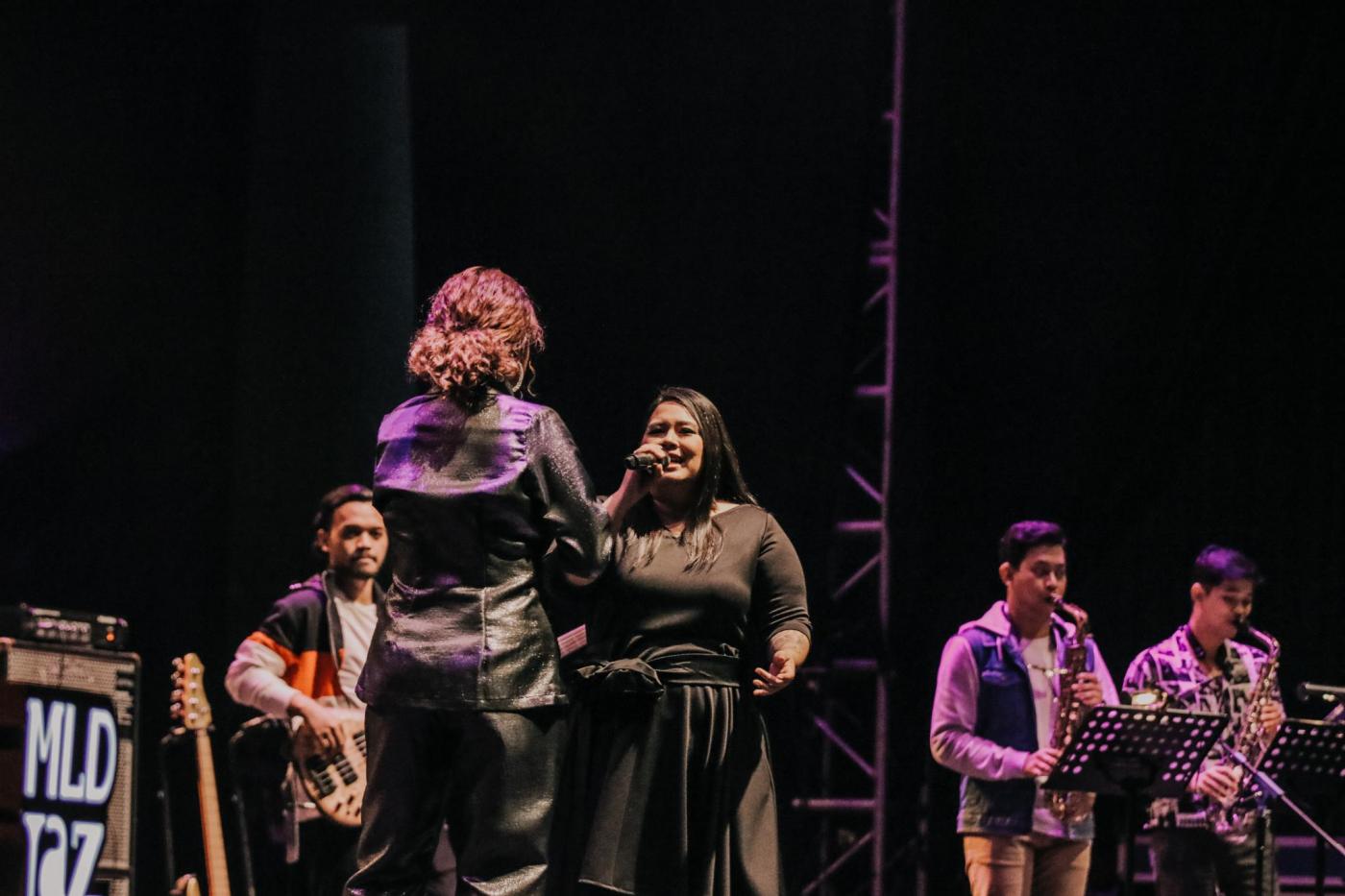 Almira sedang bernyanyi bersama Moneva